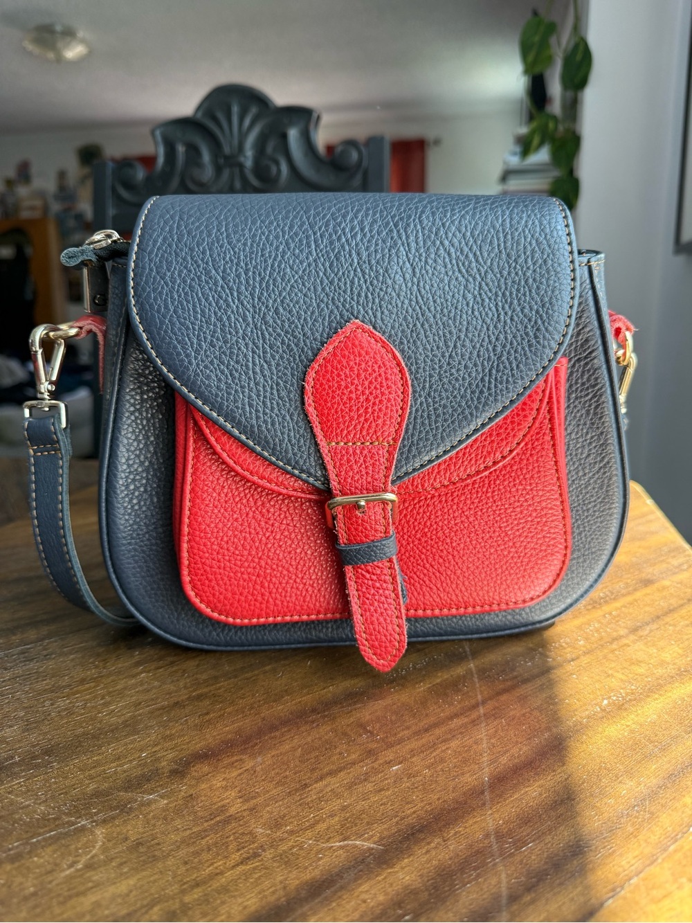Source Unknown Black and Red Pebbled Leather Crossbody Bag